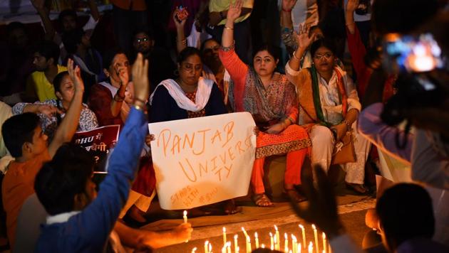 Students carry out a candle light protest the lathicharge on BHU students, at Jantar Mantar in New Delhi, on September 26, 2017.(Arun Sharma/HT Photo)