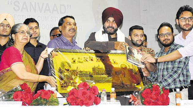 Punjab local bodies and tourism minister Navjot Singh Sidhu during an interaction with students at Panjab University in Chandigarh on Tuesday.(Anil Dayal/HT)