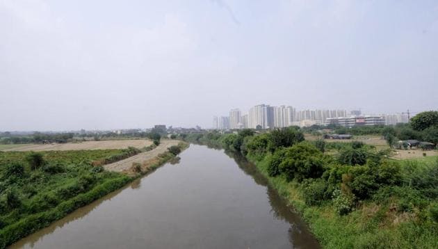 NThe project is aimed at reviving the Hindon that now mostly carries sewage from the six districts through which it flows.(Sunil Ghosh/HT Photo)