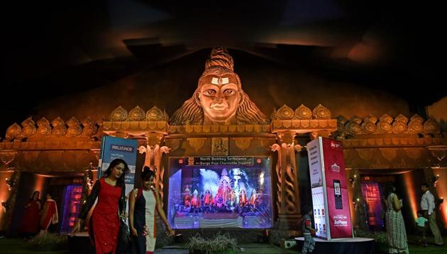 People visit a Durga puja pandal at Tulip Star, Juhu , on Tuesday.(Shashi S Kashyap/HT)