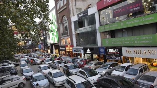 As per the new draft rules on-street parking will be priced at least thrice as much as off-street parking, and towing charges for violation of no-parking or overstay in authorised parking would be much higher than on-street parking fees.(HT FILE)