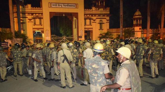 Varanasi, India September 23,2017: Heavy police personnel deployed at Banaras Hindu University where students were holding a protest in Varanasi, late Saturday night on Saturday Sept 23, 2017.( Photo by Rajesh Kumar /HT Photo)