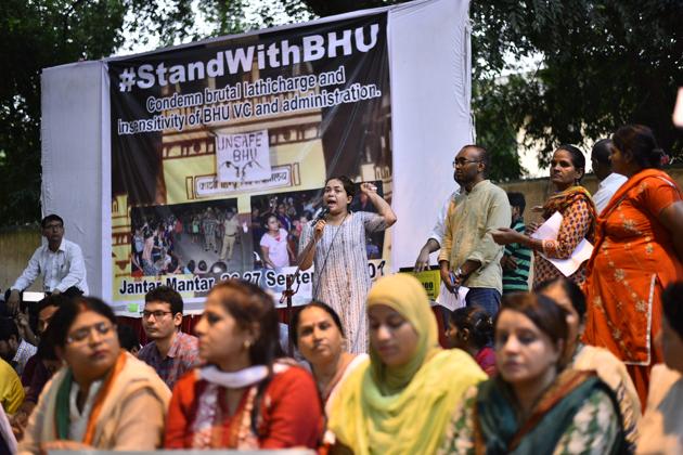 Students during candle light protest against lathicharge on students of BHU, at Jantar Mantar in New Delhi on September 26.(Arun Sharma/HT PHOTO) Students during candle light protest against lathicharge on students of BHU, at Jantar Mantar in New Delhi on September 26.(Arun Sharma/HT PHOTO)