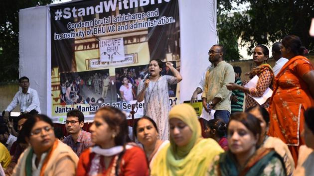 Students carry out a candle light protest against the lathicharge on BHU students who were protesting an allegation of molestation on campus. Pictured at Jantar Mantar in New Delhi on September 26, 2017.(Arun Sharma/HT Photo)