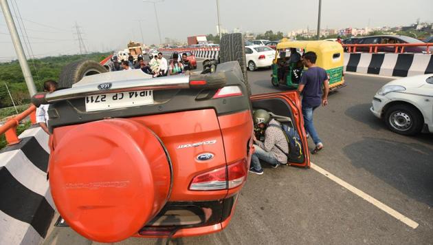 Eyewitnesses said that the there were two occupants of the car, a man and a woman, both in their early 20s. (Virendra Singh Gosain/HT PHOTO) Eyewitnesses said that the there were two occupants of the car, a man and a woman, both in their early 20s. (Virendra Singh Gosain/HT PHOTO)