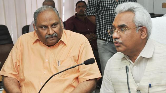 Cabinet minister Madan Kaushik (right) makes the announcement about the Cabinet decisions in Dehradun on Thursday.(HT Photo)