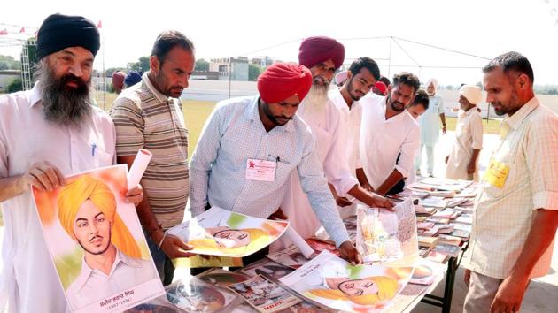 People looking at posters of Bhagat Singh on his birth anniversary at a book stall during conference of Revolutionary Marxist Party of India in Bathinda on Thursday. (Sanjeev Kumar/HT) People looking at posters of Bhagat Singh on his birth anniversary at a book stall during conference of Revolutionary Marxist Party of India in Bathinda on Thursday. (Sanjeev Kumar/HT)