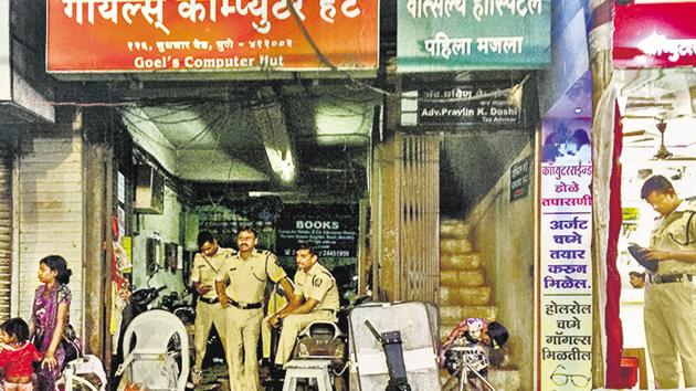 Police officials at the Vatsalya Hospital on Thursday.(Sanket Wankhade/HT PHOTO)