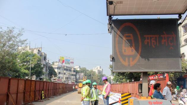 Maha Metro project site at Vanaz Corner, Kothrud in Pune.(HT PHOTO)