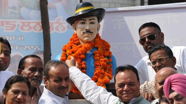 Congress MP from Jalandhar, Santokh Singh Choudhary (Right) along with Congress MLA Rajinder Beri paying tribute to Shaheed-E-Azam Bhagat Singh in Jalandhar on Thursday. (Pardeep Pandit/HT Photo) Congress MP from Jalandhar, Santokh Singh Choudhary (Right) along with Congress MLA Rajinder Beri paying tribute to Shaheed-E-Azam Bhagat Singh in Jalandhar on Thursday. (Pardeep Pandit/HT Photo)