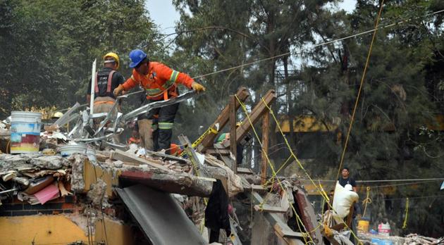 Mexican firefighters remove the debris from a multi-family building that collapsed during the 7.1-magnitude earthquake beside the Tlalpan road in Mexico City on September 26, 2017. (AFP) Mexican firefighters remove the debris from a multi-family building that collapsed during the 7.1-magnitude earthquake beside the Tlalpan road in Mexico City on September 26, 2017. (AFP)