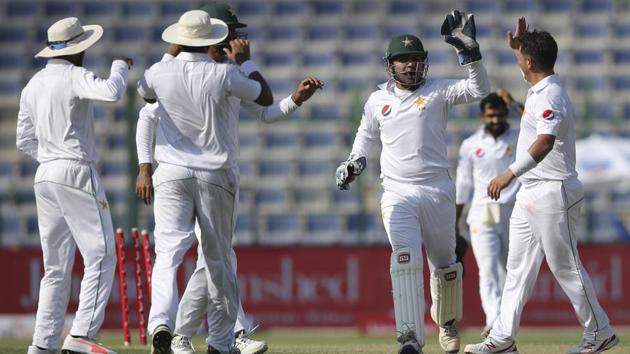 The Pakistan cricket team took four Sri Lanka wickets on Day 1 of the 1st Test in Abu Dhabi. Get full cricket score and full updates of Pakistan vs Sri Lanka, 1st Test, here.(AP)