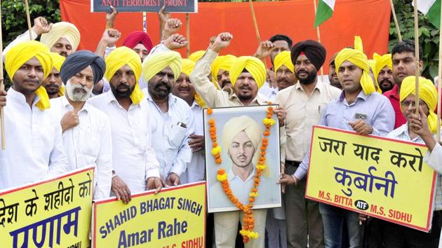 Members of All India Anti Terrorist Front raising patriotic slogans while paying tribute to Shaheed-E-Azam Bhagat Singh in Amritsar on Thursday. (Sameer Sehgal//HT) Members of All India Anti Terrorist Front raising patriotic slogans while paying tribute to Shaheed-E-Azam Bhagat Singh in Amritsar on Thursday. (Sameer Sehgal//HT)