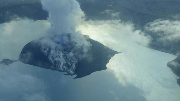 A cloud of smoke from Manaro Voui volcano is seen on Vanuatu's northern island Ambae in the South Pacific, on September 25, 2017.(Thomas Boyer via Reuters)