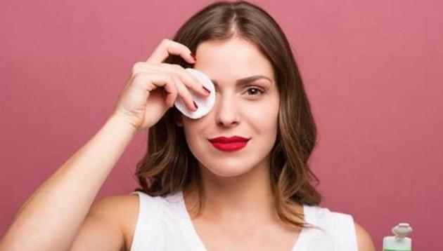 Refer to this handy make-up guide for a dazzling look on Dussehra.(Shutterstock)