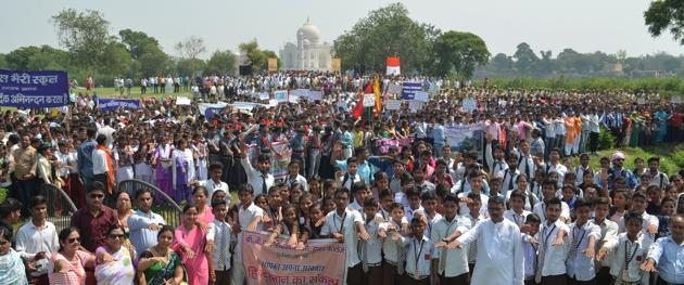 People throng Hindustan’s ‘Ma kasam, Hindustan swachh rakhenge hum’ programme to take the cleanliness pledge at Agra’s ADA Park (Hindustan) People throng Hindustan’s ‘Ma kasam, Hindustan swachh rakhenge hum’ programme to take the cleanliness pledge at Agra’s ADA Park (Hindustan)