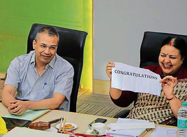 Mayor Asha Jaswal congratulating MC commissioner B Purushartha for his transfer, during the monthly House meeting at MC building in Sector 17, Chandigarh, on Friday. (Ravi Kumar/HT) Mayor Asha Jaswal congratulating MC commissioner B Purushartha for his transfer, during the monthly House meeting at MC building in Sector 17, Chandigarh, on Friday. (Ravi Kumar/HT)