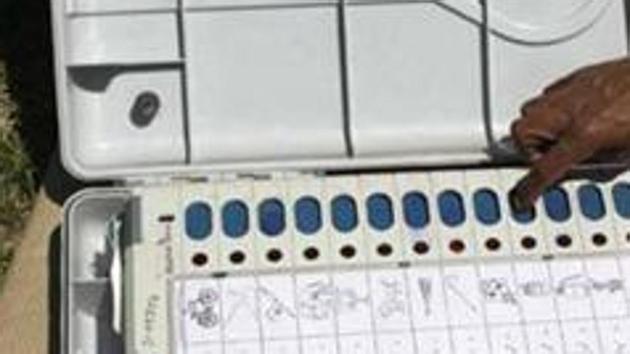 In both Gujarat and Himachal Pradesh, the election commission has decided to use paper trail machines – or VVPATs – that display the result on a confirmation screen for seven seconds after the vote is cast.(HT File) In both Gujarat and Himachal Pradesh, the election commission has decided to use paper trail machines – or VVPATs – that display the result on a confirmation screen for seven seconds after the vote is cast.(HT File)