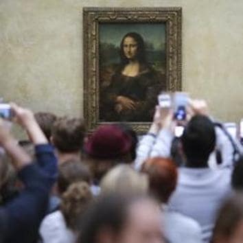 Visitors crowd in front of Leonardo da Vinci's painting 'Mona Lisa' at Musée du Louvre in Paris.(AP) Visitors crowd in front of Leonardo da Vinci's painting 'Mona Lisa' at Musée du Louvre in Paris.(AP)