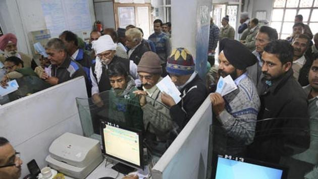 People wait in queue to deposit demonetised banknotes in December 2016. The demonetisation of 1000 and 500 rupee notes was a major overhaul that severely affected cashflow in the country.(AP)