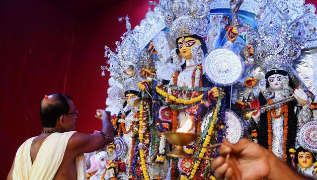 Priests perform rituals to worship the goddess Durga at a pandal for the celebrations during the Durga Puja festival in Kolkata on September 28, 2017.(AFP)