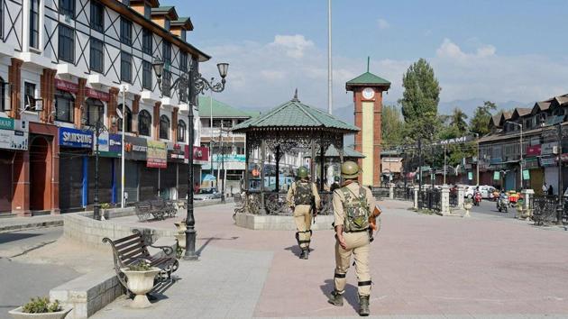 Security personnel patrol at Lal chowk in Srinagar on September 25, 2017.(PTI)