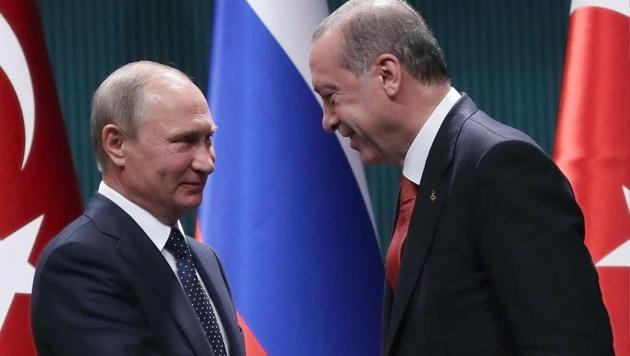 Turkish President Recep Tayyip Erdogan and Russian President Vladimir Putin shake hands after a joint press conference following their meeting at the Presidential Complex in Ankara on September 28, 2017.(AFP)