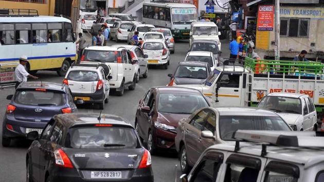 The roads leading to Shimla near Shoghi and beyond Dhali tunnel towards Kufri are worst hit.(Deepak Sansta/HT)