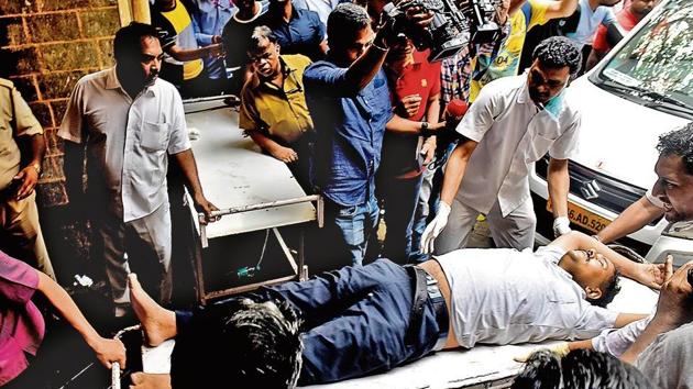 One of the 39 injured in the stampede at Elphinstone Railway station being brought to KEM Hospital on Friday (Anshuman Poyrekar/HT Photo) One of the 39 injured in the stampede at Elphinstone Railway station being brought to KEM Hospital on Friday (Anshuman Poyrekar/HT Photo)