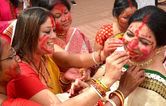 The women wish a blessed marital life for one another. (ravi kumar/ht)