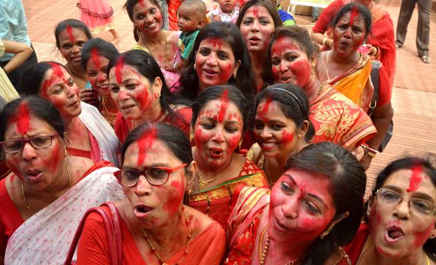 Women participating in the Sindur Khela at a pandal at Banga Bhawan in Sector 35, Chandigarh. (Ravi kumar/Ht)