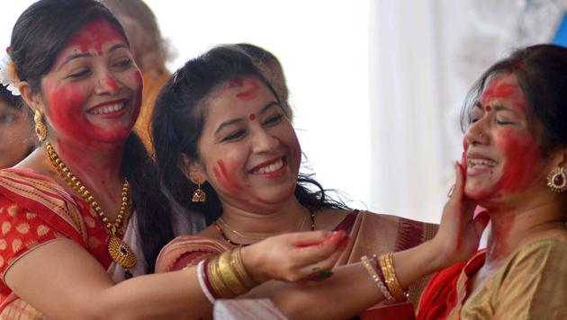 Married women smearing vermilion as part of the Sindoor Khela ritual on Vijayadashami at Banga Bhawan in Sector 35, Chandigarh. (Ravi Kumar/HT)