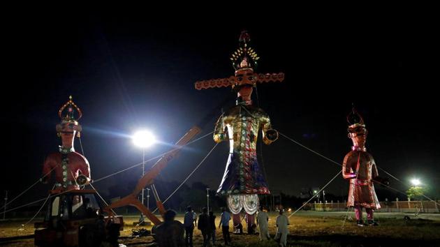 Workers install effigies of Ravan during the Hindu festival of Dussehra in Ahmedabad.(REUTERS)