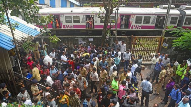 Police officers try to control crowd after stampede at Elphinstone road in Mumbai on September 29.(Pratik Chorge/HT Photo)