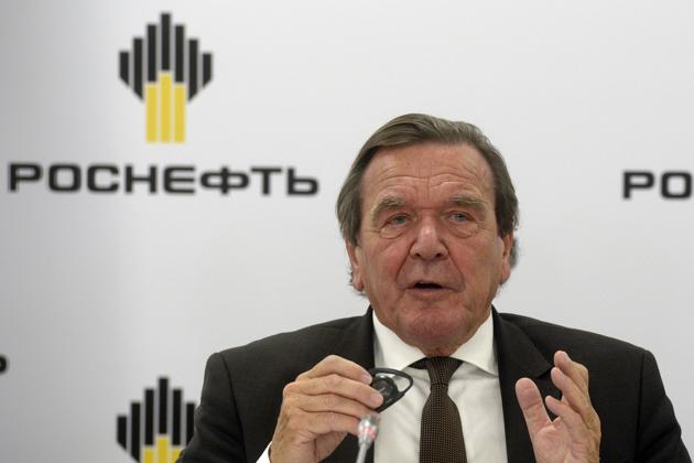 Former German Chancellor Gerhard Schroeder, speaks at a briefing in St Petersburg after being elected chairman of the board of directors of Russia's oil giant Rosneft on September 29, 2017.(AP)