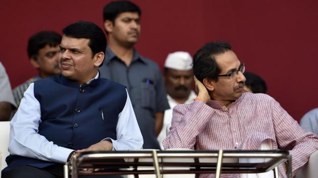 Maharashtra chief minister Devendra Fadnavis and Shiv Sena chief Uddhav Thackeray at a function in Mumbai.(HT File Photo)