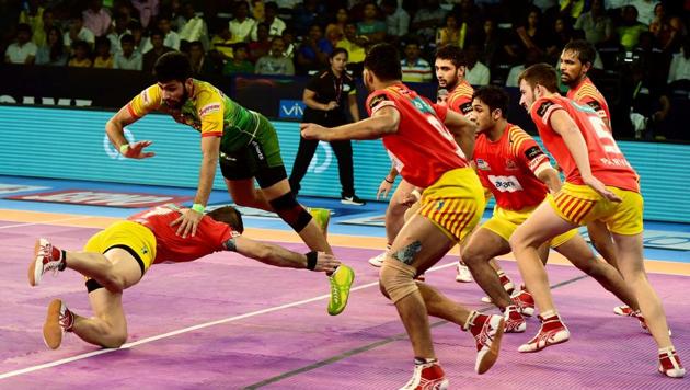 Players of Patna Pirates (Green) and Gujrat Fortune Giants (Yellow-Red) in action during Pro Kabaddi League match at Jawaharlal Nehru Indoor Stadium in Chennai on Friday.(PTI)