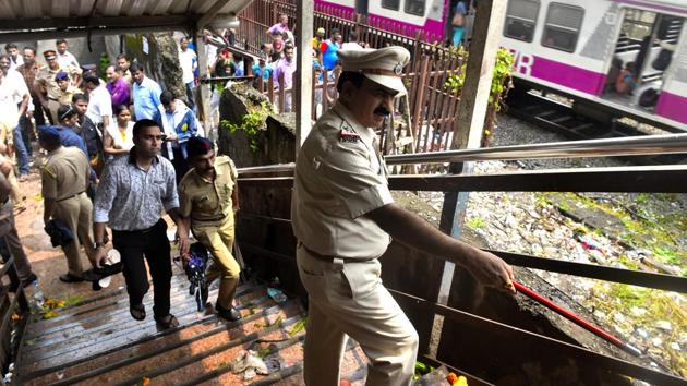Police officers investigate the foot overbridge after stampede at Elphinstone Railway station in Mumbai, on September 29, 2017.(Anshuman Poyrekar/HT File Photo) Police officers investigate the foot overbridge after stampede at Elphinstone Railway station in Mumbai, on September 29, 2017.(Anshuman Poyrekar/HT File Photo)