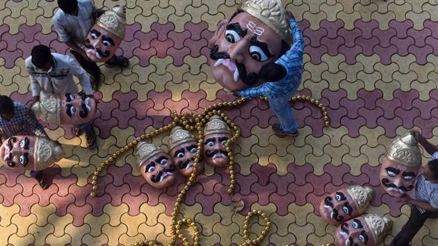 Men haul the ten painted faces of a Ravana effigy at Lokmanya Nagar during its assembly in Pune, Maharashtra, on September 28, 2017. Effigies of Ravana, Kumbhkaran and Meghnad will be burnt on Dussehra symbolising the victory of good over evil. (Pratham Gokhale / HT Photo) Men haul the ten painted faces of a Ravana effigy at Lokmanya Nagar during its assembly in Pune, Maharashtra, on September 28, 2017. Effigies of Ravana, Kumbhkaran and Meghnad will be burnt on Dussehra symbolising the victory of good over evil. (Pratham Gokhale / HT Photo)