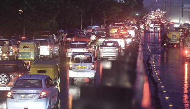Heavy traffic jam at Moolchand flyover in New Delhi, on September 22, 2017.(Raj K Raj/HT Phot)