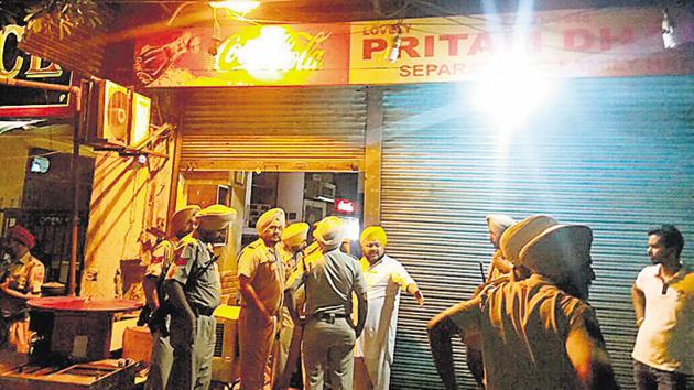 The police investigating the crime spot at Pritam Dhaba in Amritsar. (HT Photo) The police investigating the crime spot at Pritam Dhaba in Amritsar. (HT Photo)