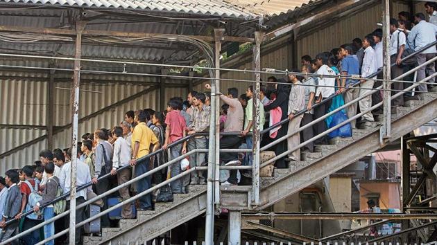 A crowd at Dadar station.(HT File) A crowd at Dadar station.(HT File)