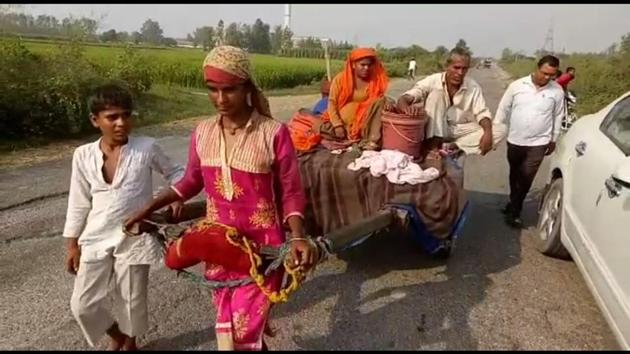 Shakila helped in pulling the cart when exhaustion overwhelmed her elder sister. (HT Photo) Shakila helped in pulling the cart when exhaustion overwhelmed her elder sister. (HT Photo)