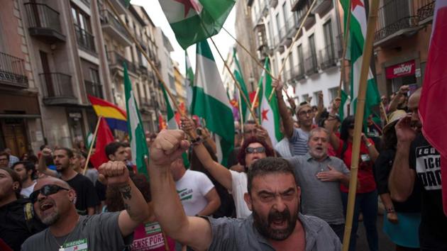 People hold Andalusian during a demonstration in support of the referendum in Catalonia on October 01, 2017, in Granada. (JORGE GUERRERO/AFP Photo) People hold Andalusian during a demonstration in support of the referendum in Catalonia on October 01, 2017, in Granada. (JORGE GUERRERO/AFP Photo)