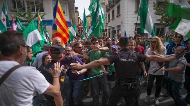 Spanish policemen try to control people attending a demonstration in support of the referendum in Catalonia on October 01, 2017, in Granada. (JORGE GUERRERO/AFP Photo) Spanish policemen try to control people attending a demonstration in support of the referendum in Catalonia on October 01, 2017, in Granada. (JORGE GUERRERO/AFP Photo)