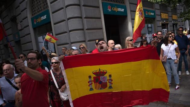 People, waving a Spanish flag, confronts demonstrators in support of the referendum in Catalonia on October 01, 2017, in Granada. (AFP Photo) People, waving a Spanish flag, confronts demonstrators in support of the referendum in Catalonia on October 01, 2017, in Granada. (AFP Photo)