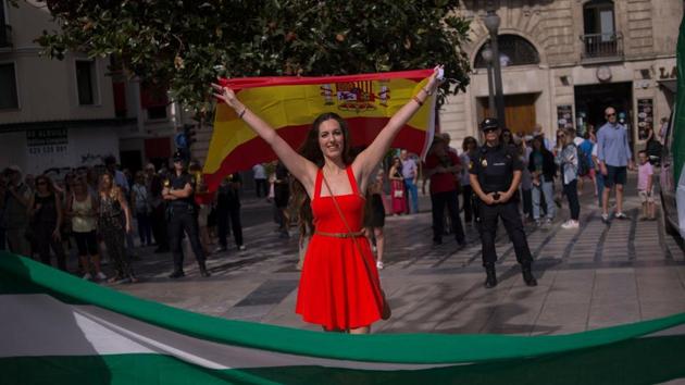 A woman holds a Spanish flag as she confronts demonstrators in support of the referendum in Catalonia on October 01, 2017, in Granada. (JORGE GUERRERO/AFP Photo) A woman holds a Spanish flag as she confronts demonstrators in support of the referendum in Catalonia on October 01, 2017, in Granada. (JORGE GUERRERO/AFP Photo)