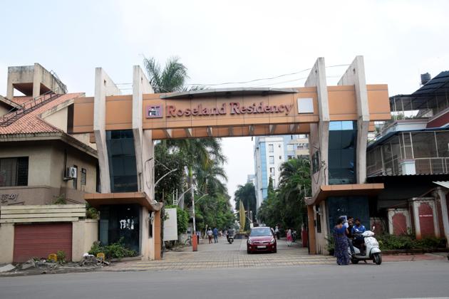 Roseland Residency was one of the first in Pimpri-Chinchwad to implement the 2bin1bag / three-way (organic, recyclable and reject) waste segregation model at source in January 2016.(HT Photo)