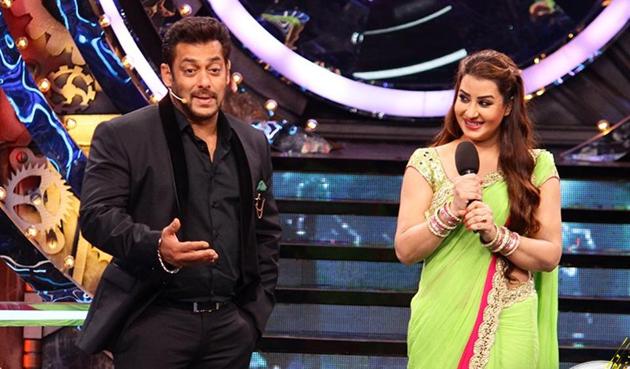 Salman Khan welcomes Shilpa Shinde on Bigg Boss 11.(Colors)