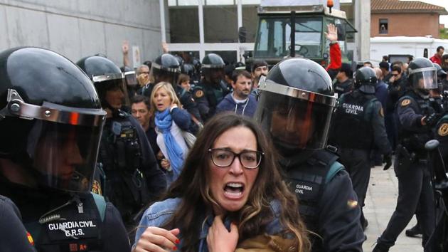 People clash with Spanish Guardia Civil guards outside a polling station in Sant Julia de Ramis. (RAYMOND ROIG/AFP PHOTO) People clash with Spanish Guardia Civil guards outside a polling station in Sant Julia de Ramis. (RAYMOND ROIG/AFP PHOTO)